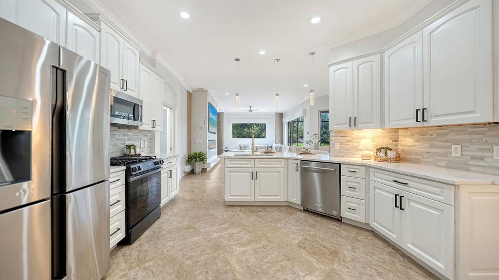 14250 SUNDIAL PLACE, LAKEWOOD RANCH, FL — photo 5 of 30