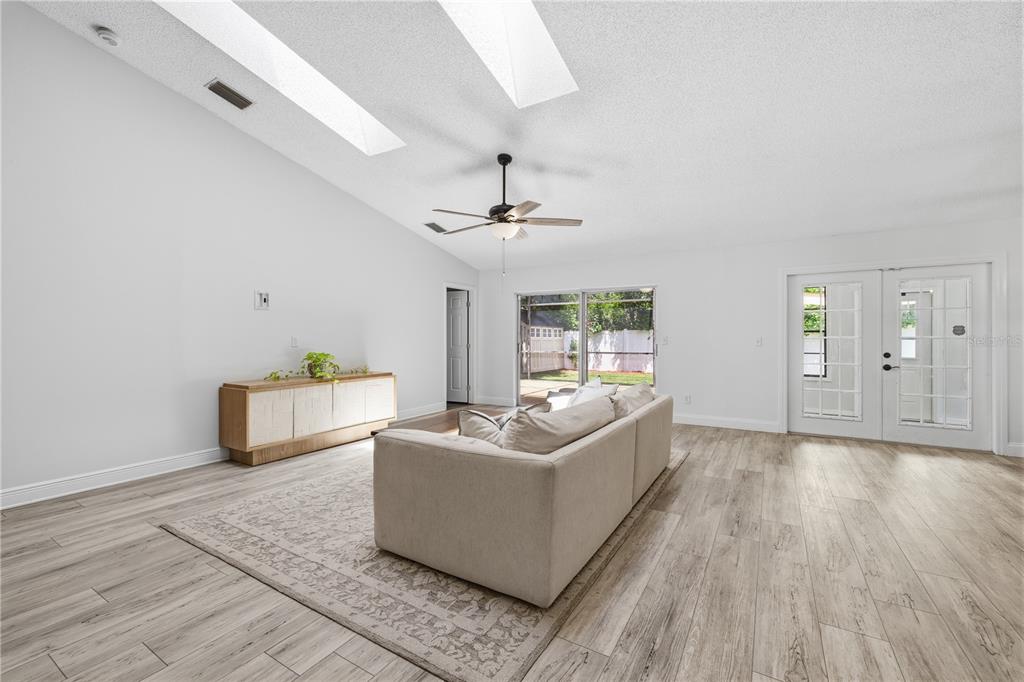 1570 CLUB DRIVE, TARPON SPRINGS, FL — photo 3 of 27