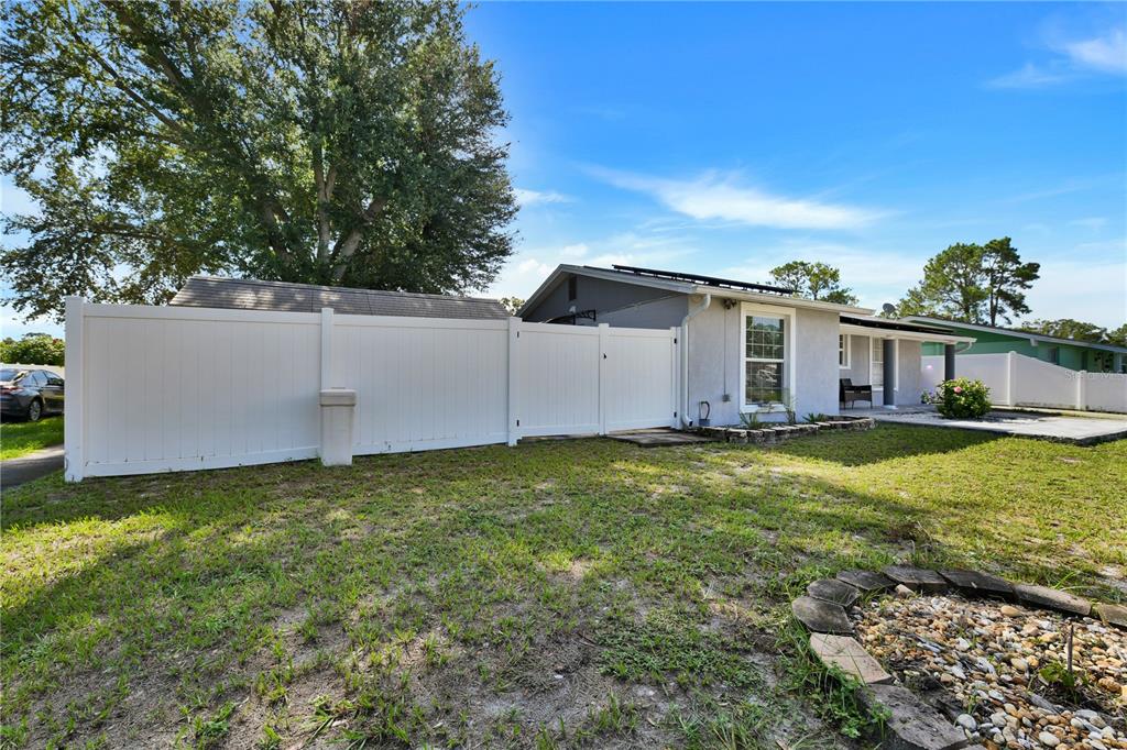 8845 AUBURN WAY, TAMPA, FL — photo 3 of 30