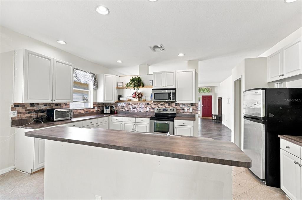 8814 SOUTHERN CHARM CIRCLE, BROOKSVILLE, FL — photo 2 of 30