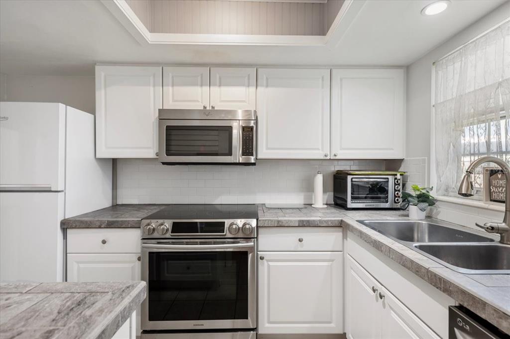 2753 GOLF COURSE DRIVE UNIT 104, SARASOTA, FL — photo 4 of 30