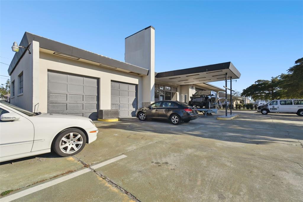 An exterior view of a commercial building with a service bay and a covered canopy — 2011 9TH STREET W, BRADENTON, FL