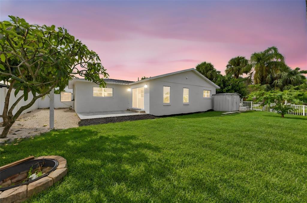 223 94TH AVENUE NE, ST PETERSBURG, FL — photo 3 of 40