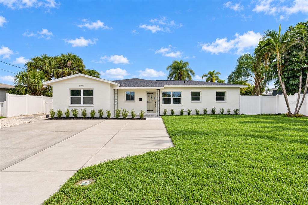 223 94TH AVENUE NE, ST PETERSBURG, FL — photo 5 of 40