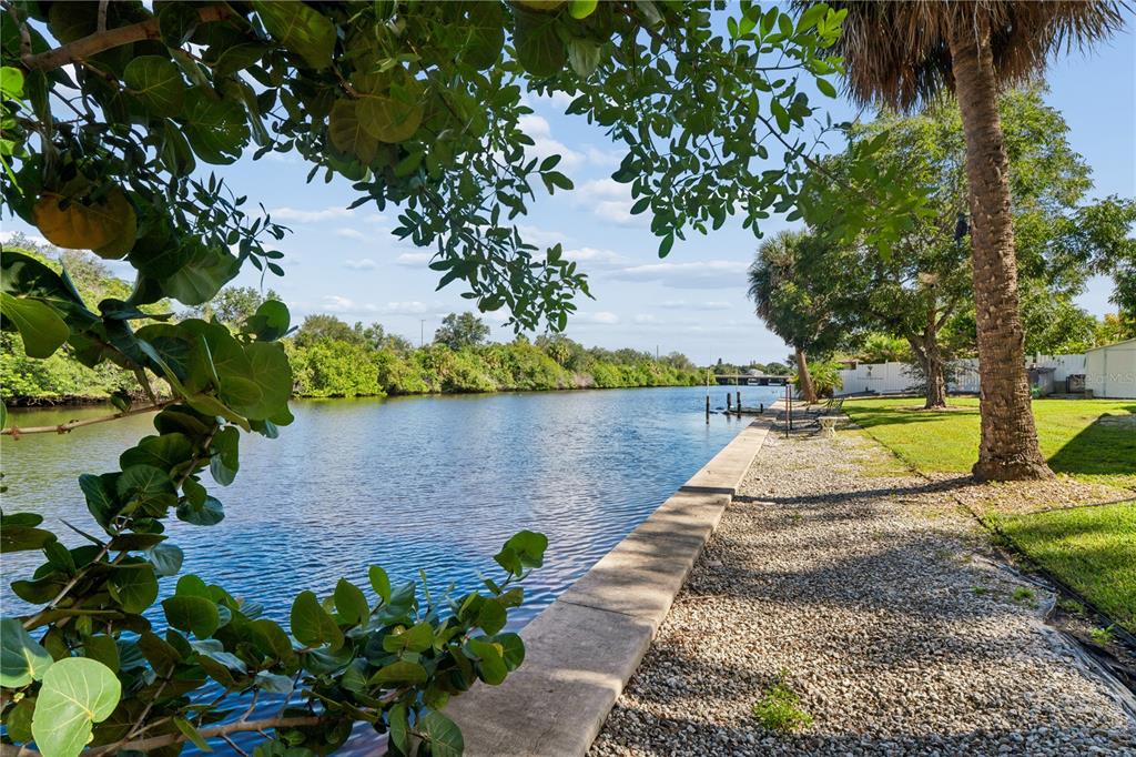 10739 DRUMMOND ROAD, TAMPA, FL — photo 4 of 30