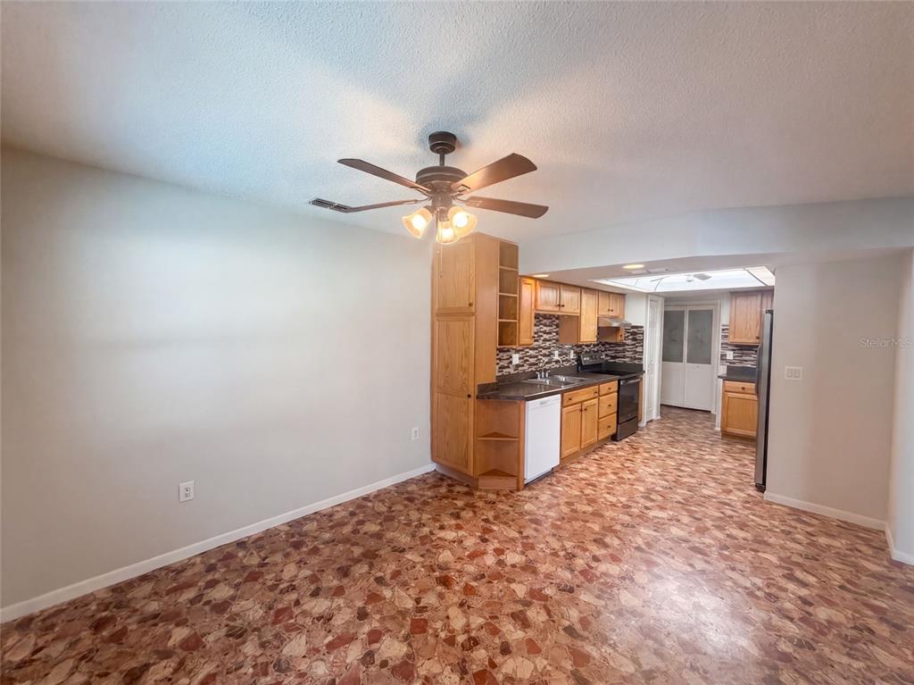 11187 BLYTHVILLE ROAD, SPRING HILL, FL — photo 5 of 33