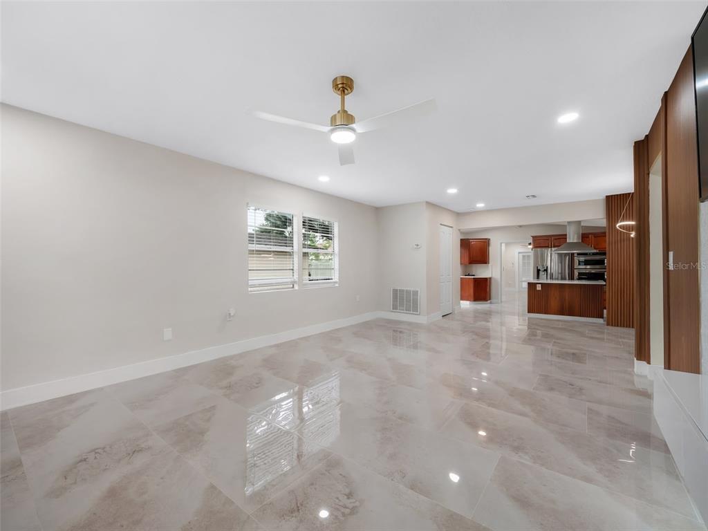 6801 N CLEARVIEW AVENUE, TAMPA, FL — photo 5 of 27