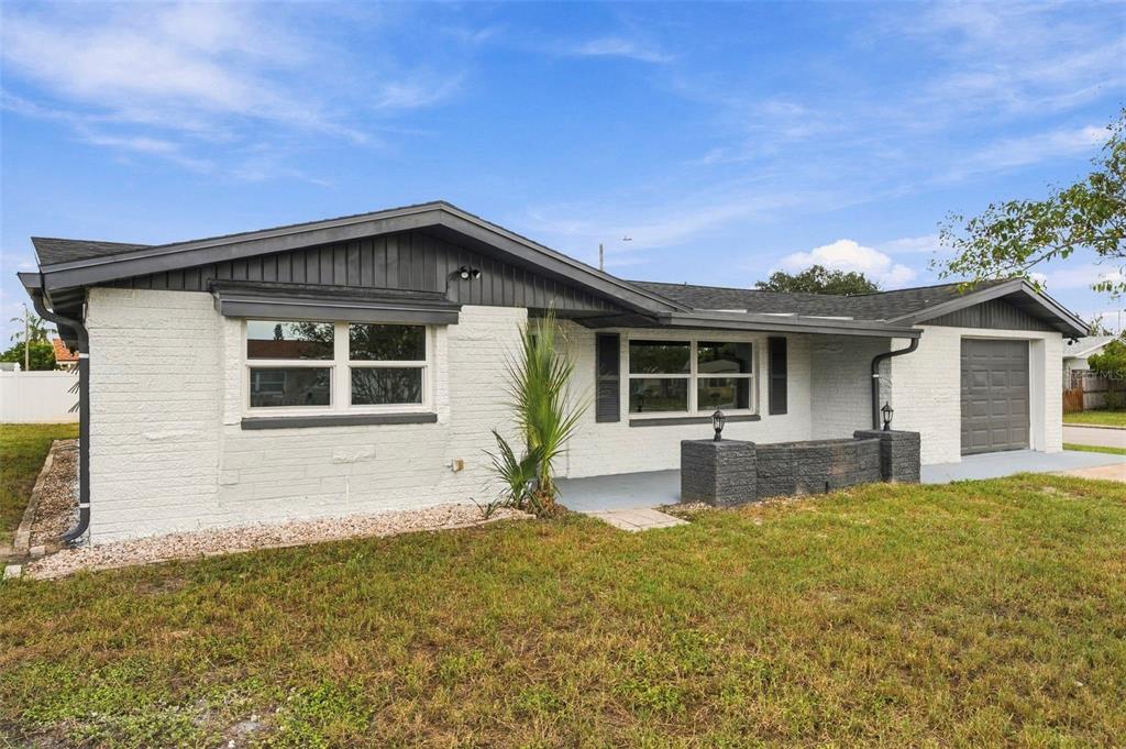 10734 LEEDS ROAD, PORT RICHEY, FL — photo 3 of 38