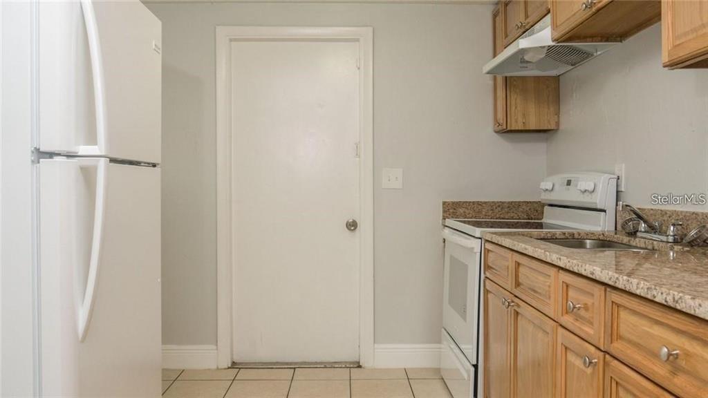 9416 GREYSTONE ROAD UNIT A, THONOTOSASSA, FL — photo 2 of 5