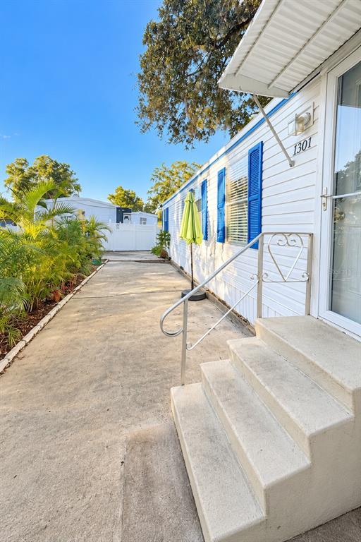 1301 LIVE OAK PARKWAY, TARPON SPRINGS, FL — photo 3 of 20