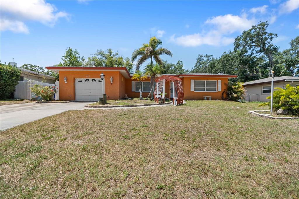 927 PARKWOOD DRIVE