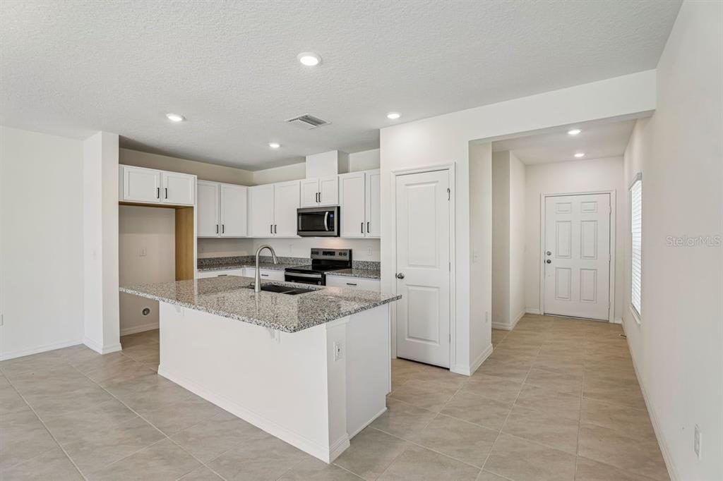 647 MEADOWS EDGE PLACE, LAKE WALES, FL — photo 2 of 18