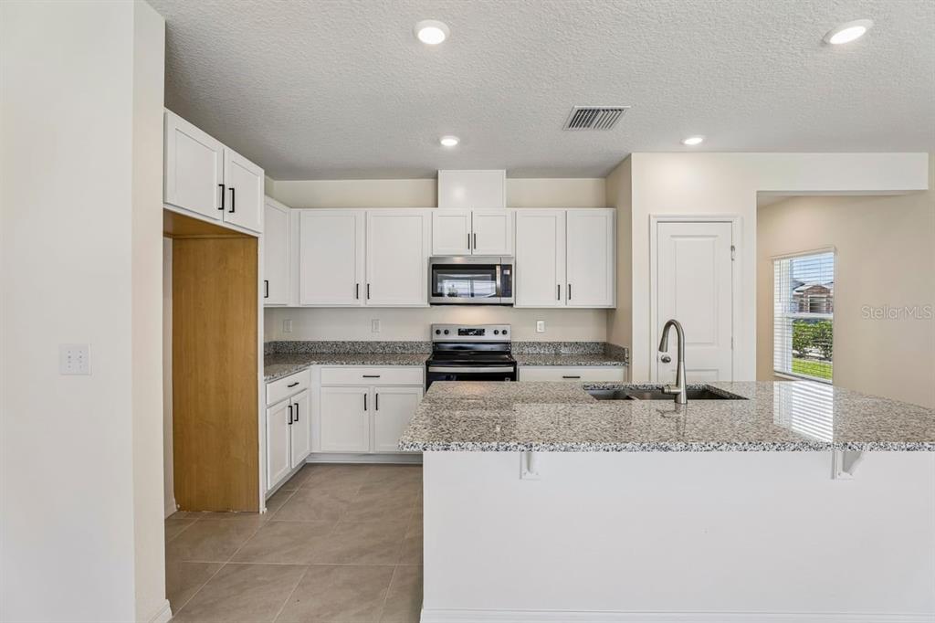 647 MEADOWS EDGE PLACE, LAKE WALES, FL — photo 3 of 18