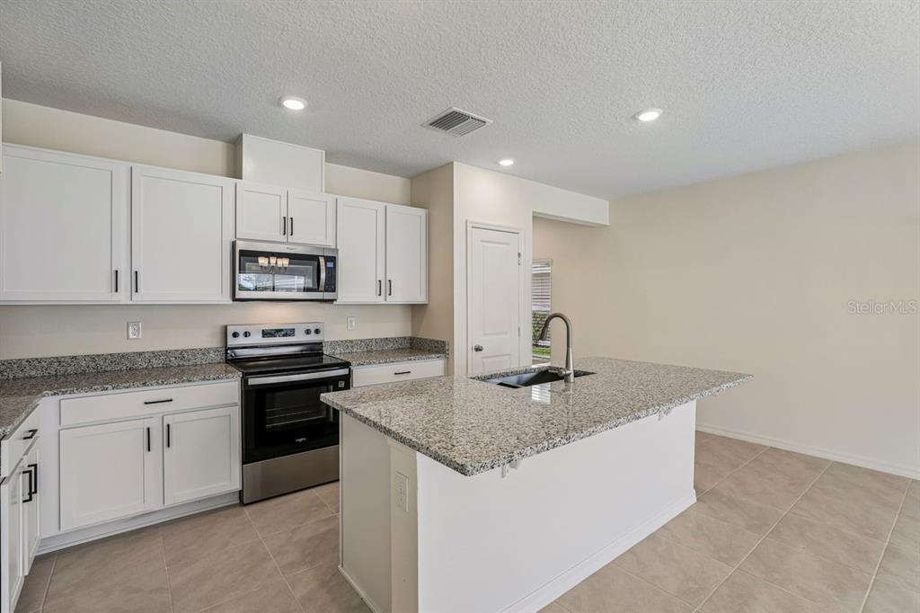 647 MEADOWS EDGE PLACE, LAKE WALES, FL — photo 4 of 18