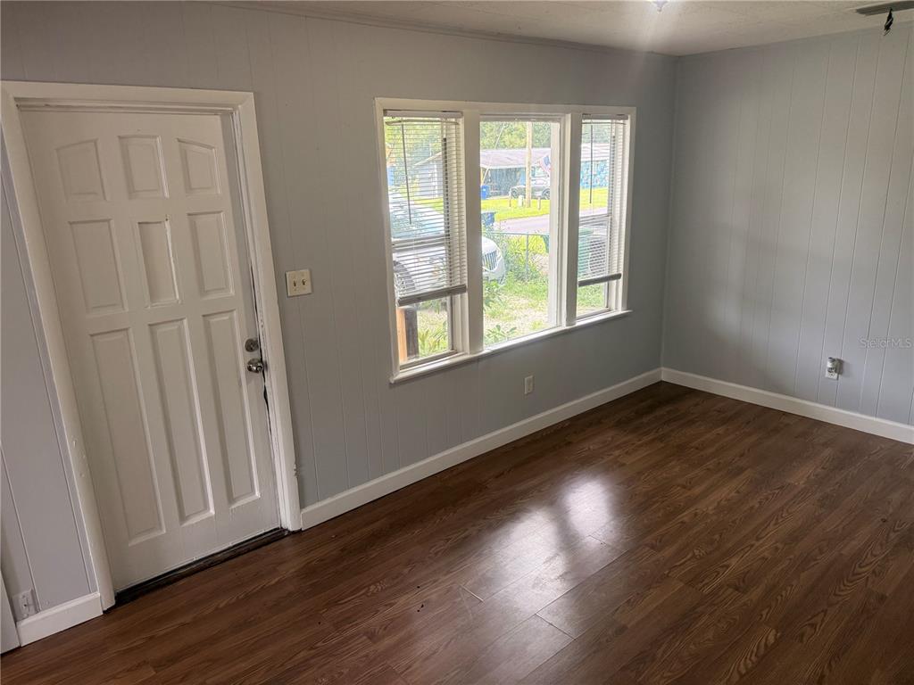 8425 N JONES AVENUE, TAMPA, FL — photo 5 of 30