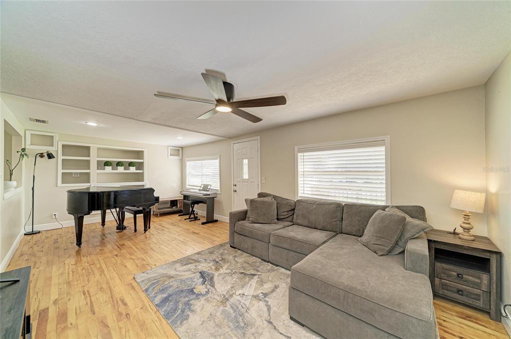 5271 43RD TERRACE N, ST PETERSBURG, FL — photo 3 of 40