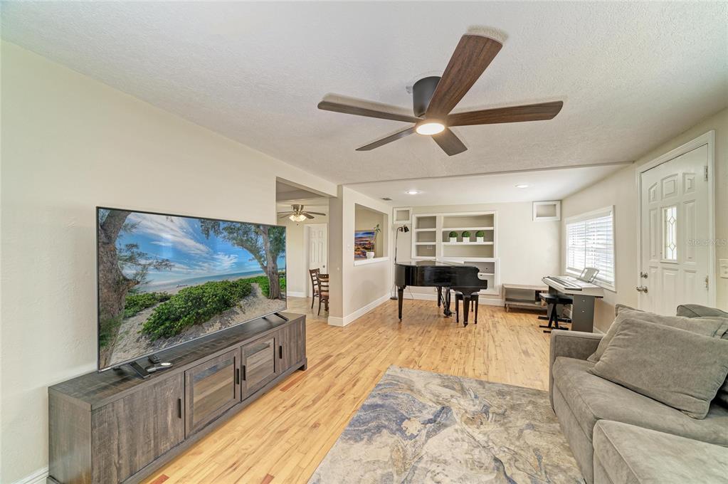 5271 43RD TERRACE N, ST PETERSBURG, FL — photo 4 of 40