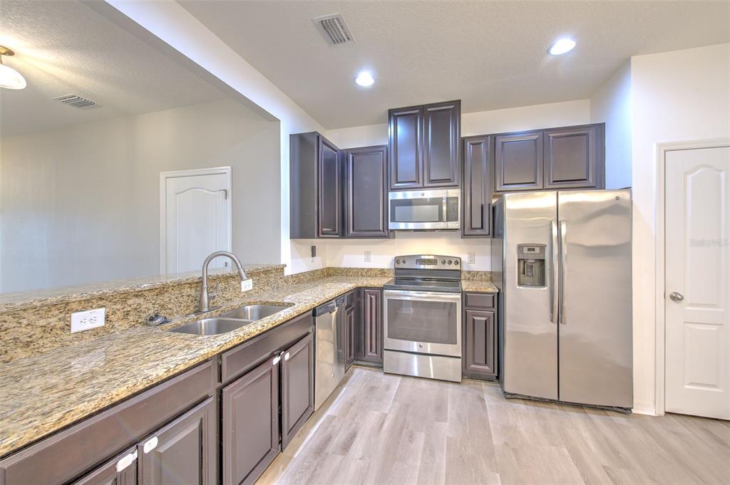 5116 BAY ISLE CIRCLE, CLEARWATER, FL — photo 5 of 30
