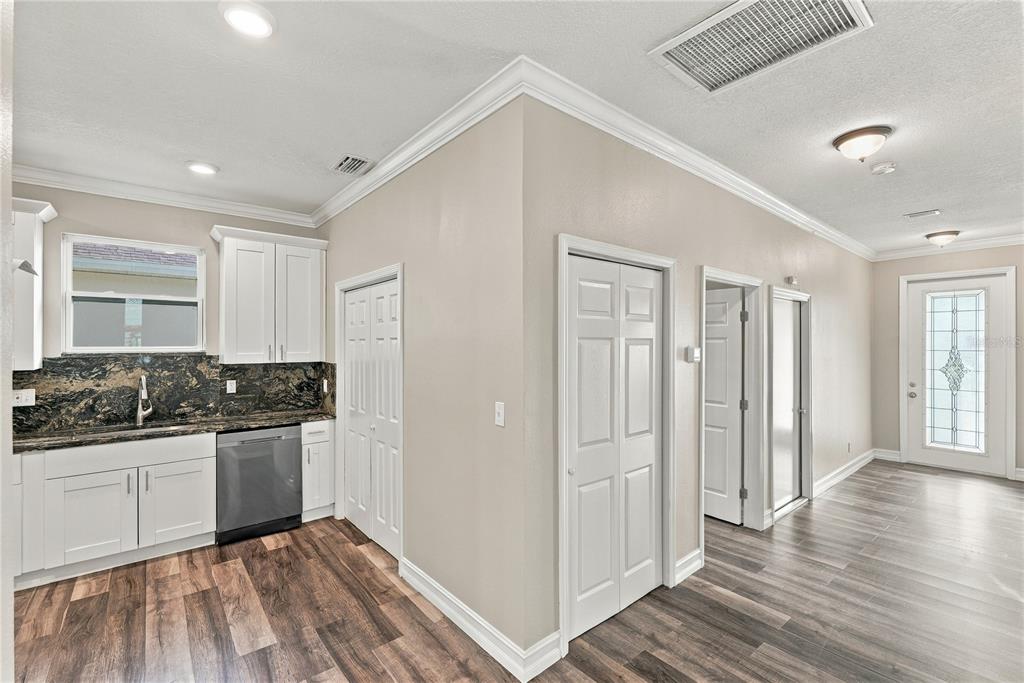 5625 35TH WAY N, ST PETERSBURG, FL — photo 5 of 37