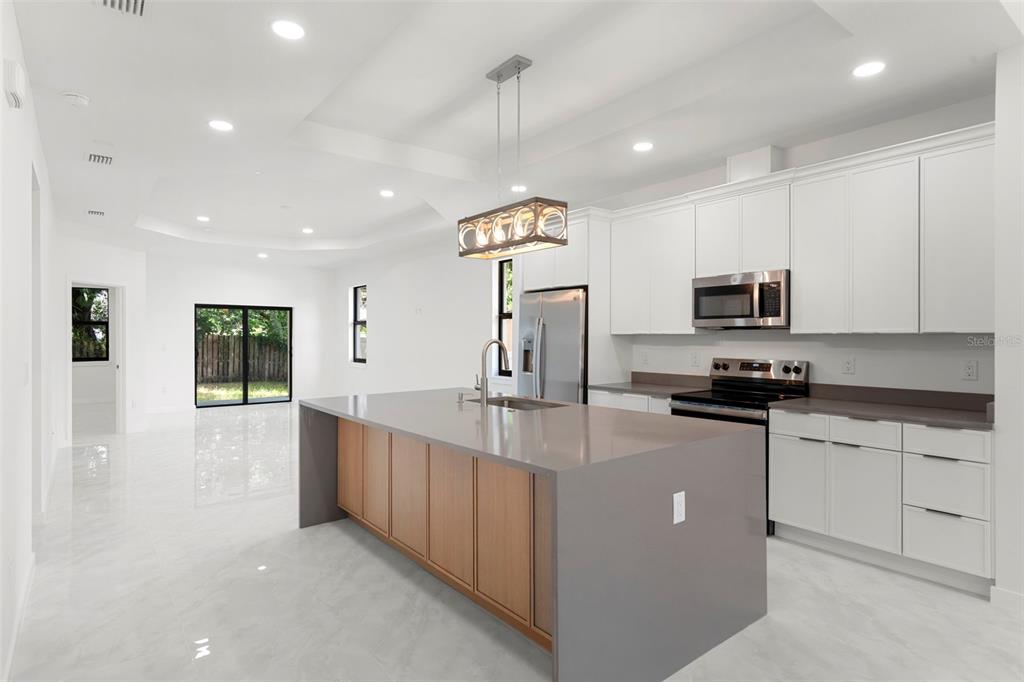 8522 N ASHLEY STREET, TAMPA, FL — photo 4 of 30