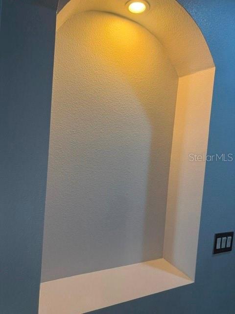 An arched wall niche with a recessed light fixture is set into a blue wall — 3817 MT VERNON WAY, KISSIMMEE, FL
