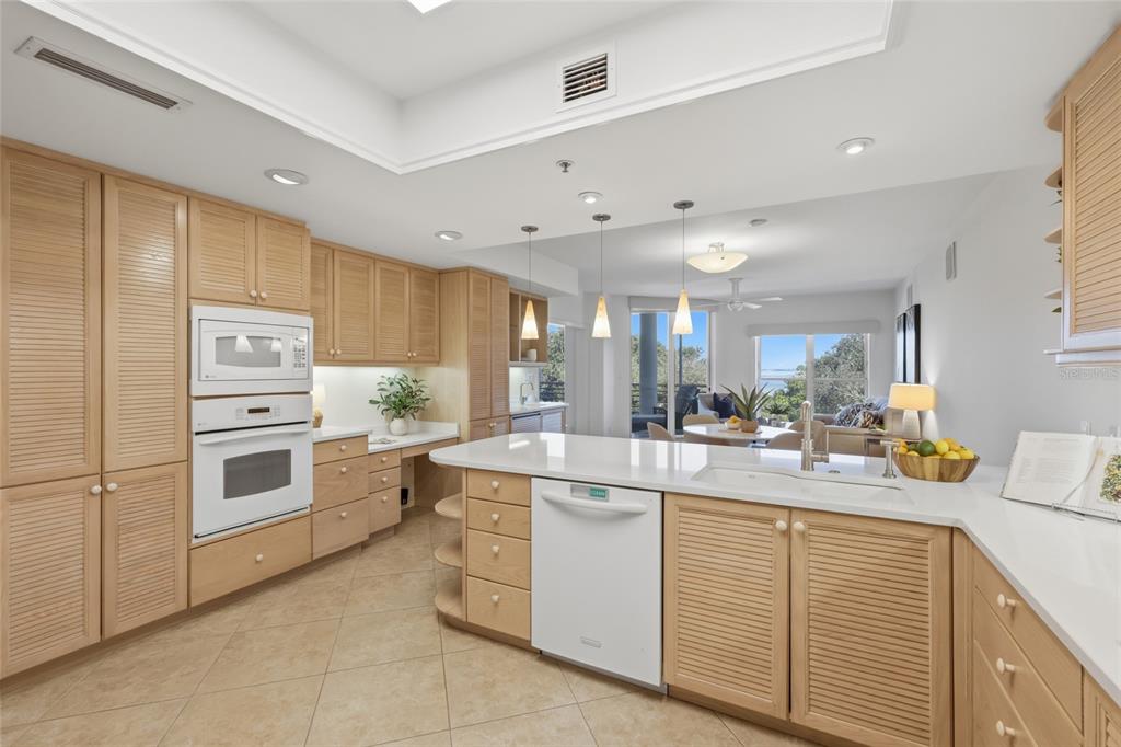 2550 HARBOURSIDE DRIVE UNIT 333, LONGBOAT KEY, FL — photo 4 of 30