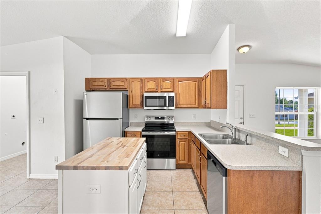 37150 HIGHLAND BLUFF CIRCLE, DADE CITY, FL — photo 4 of 30