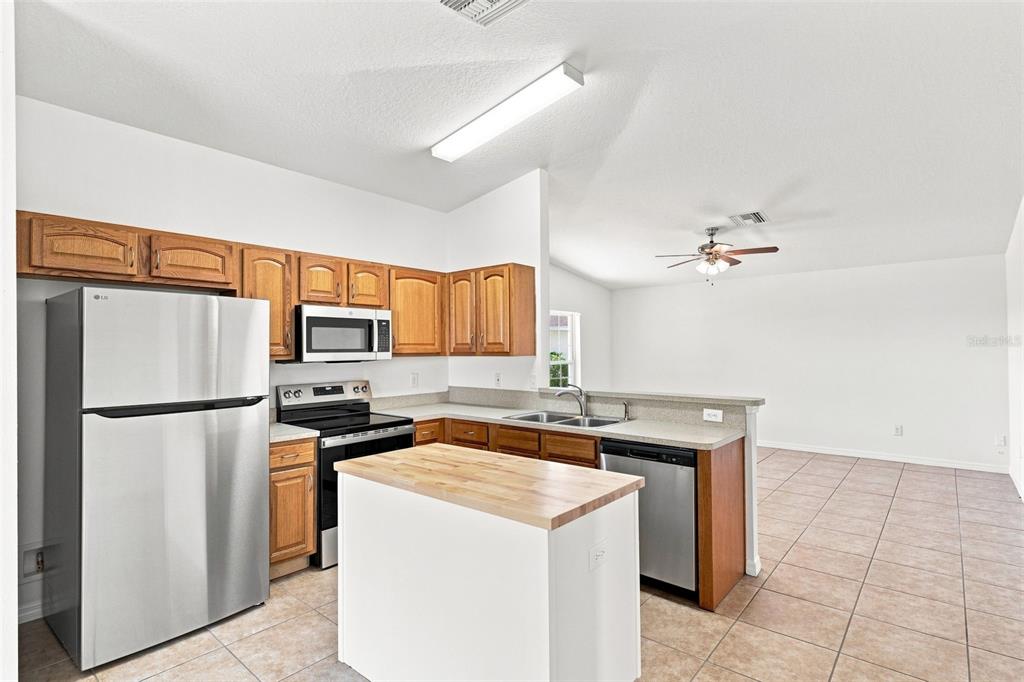 37150 HIGHLAND BLUFF CIRCLE, DADE CITY, FL — photo 5 of 30
