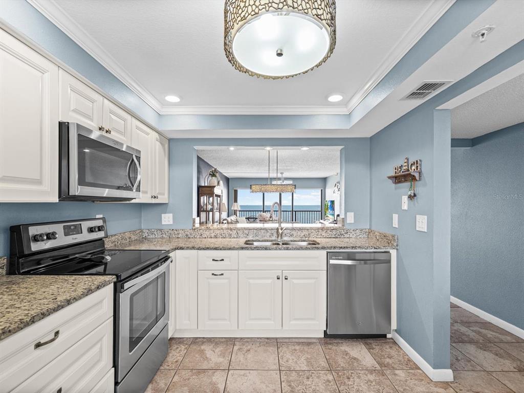 15000 GULF BOULEVARD UNIT 807, MADEIRA BEACH, FL — photo 4 of 30