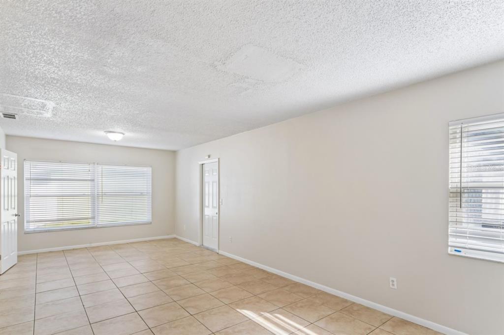 14051 BRIARDALE LANE, TAMPA, FL — photo 4 of 26