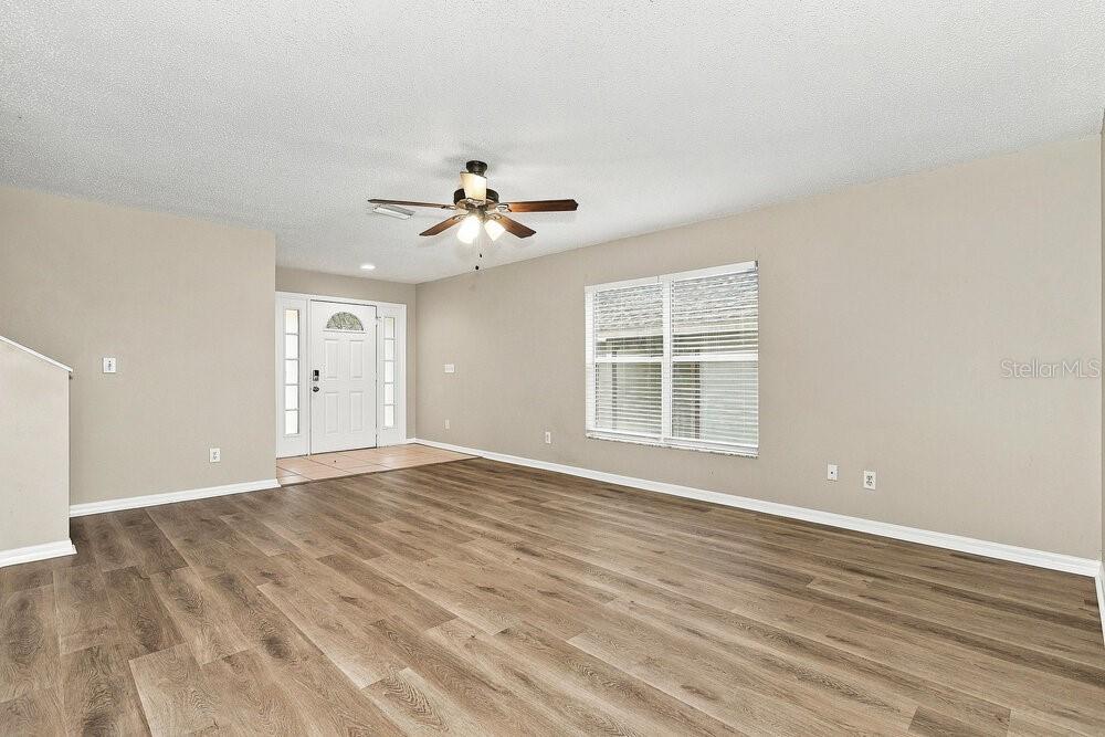 725 CAPE COD CIRCLE, VALRICO, FL — photo 5 of 17