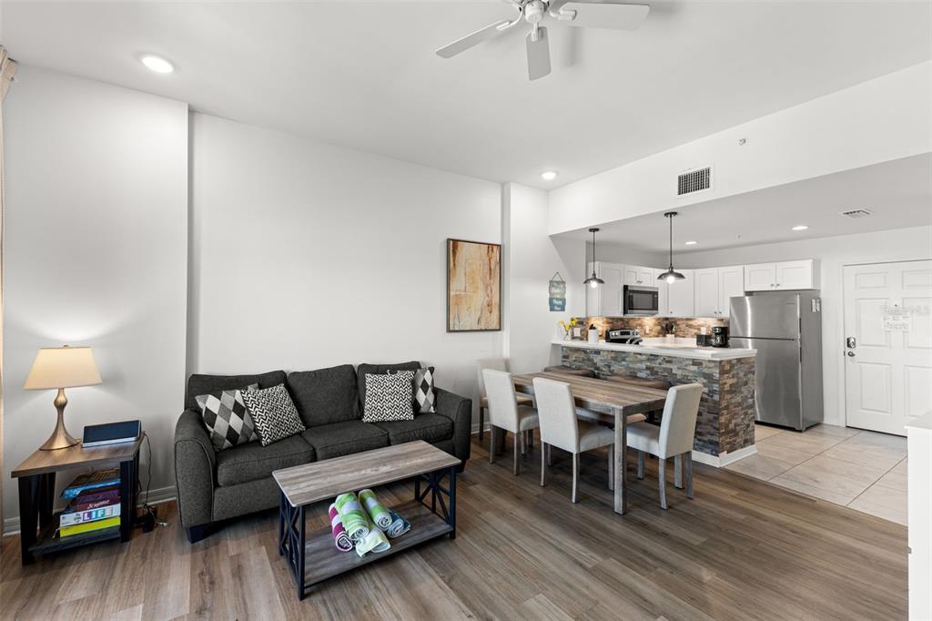 13101 GULF BOULEVARD UNIT 1605, MADEIRA BEACH, FL — photo 4 of 30