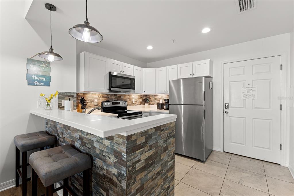 13101 GULF BOULEVARD UNIT 1605, MADEIRA BEACH, FL — photo 5 of 30