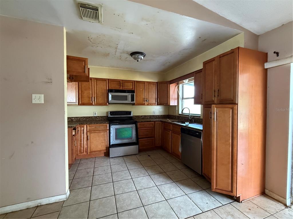 303 CORTEZ COURT, KISSIMMEE, FL — photo 3 of 7