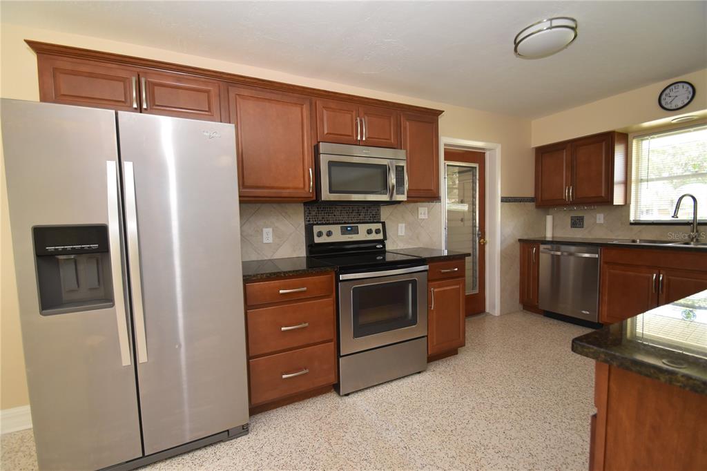 6611 COLONIAL DRIVE, SARASOTA, FL — photo 3 of 17