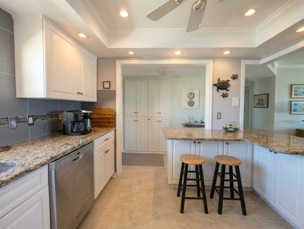 4725 COVE CIRCLE APT 609, ST PETERSBURG, FL — photo 5 of 37