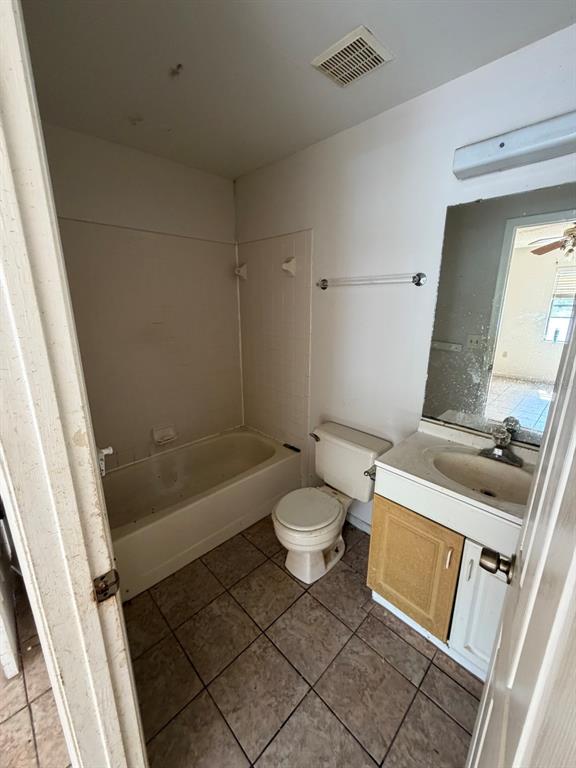 A bathroom features a tiled floor, a bathtub-shower combination, a toilet, and a vanity sink — 6088 TOPHER TRAIL, MULBERRY, FL