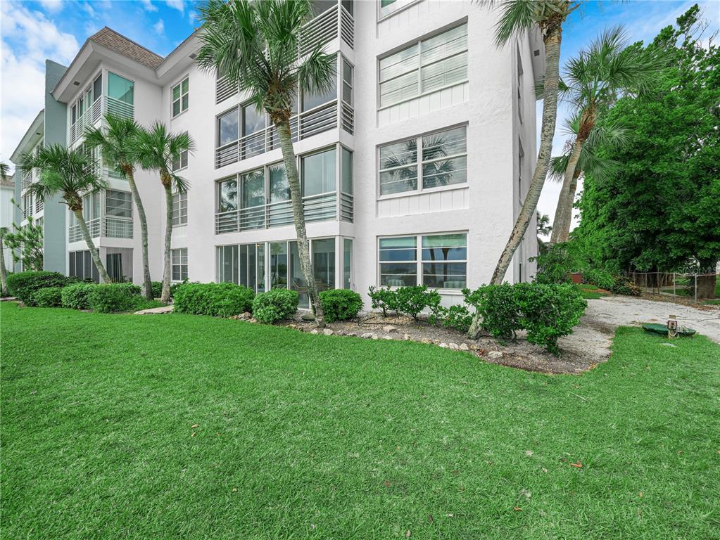 605 SUTTON PLACE UNIT 101