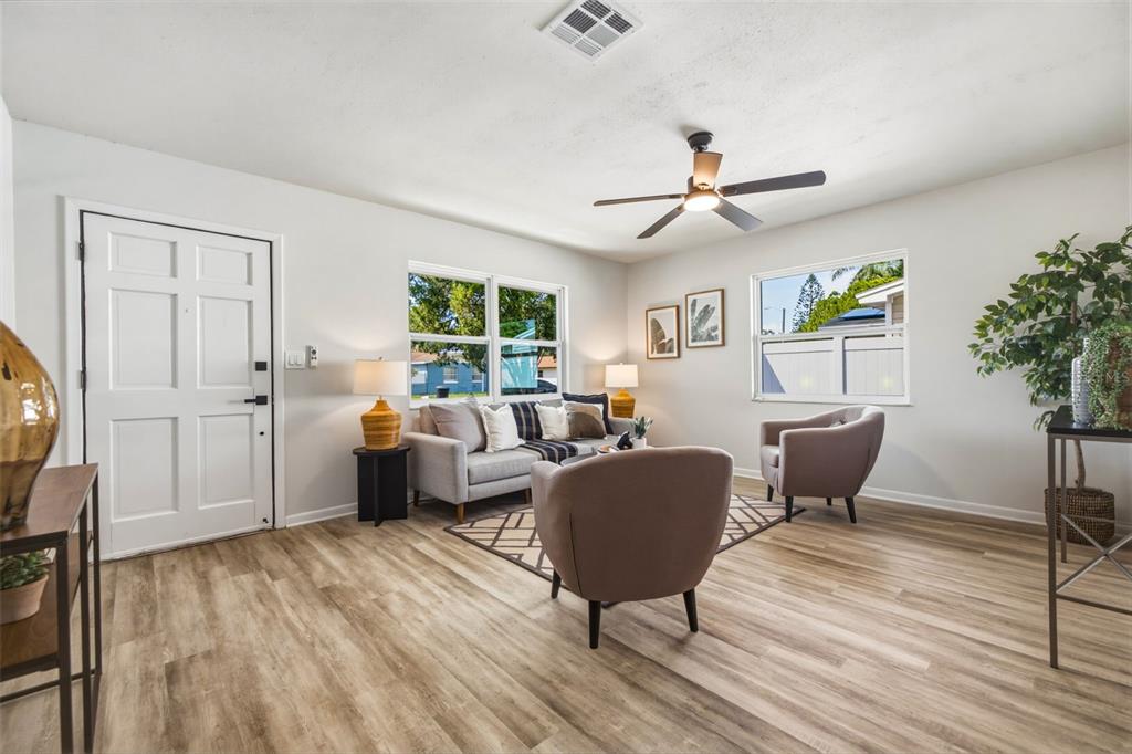209 SE MONROE CIRCLE N, ST PETERSBURG, FL — photo 5 of 30