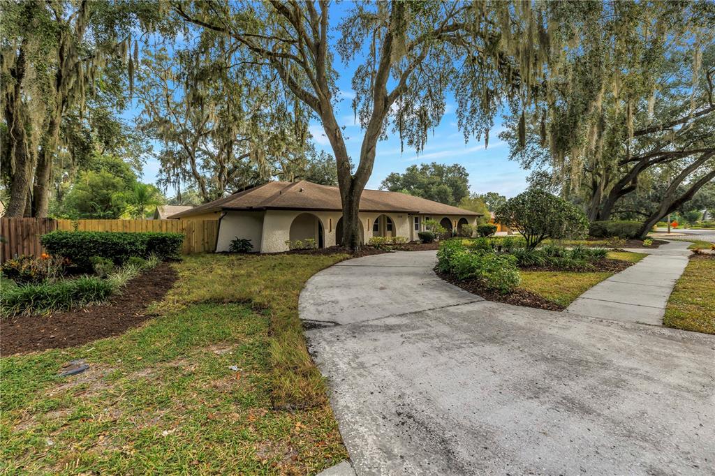 1116 N RIVERHILLS DRIVE, TEMPLE TERRACE, FL — photo 2 of 30