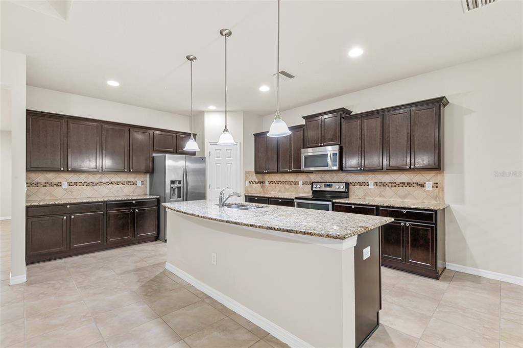 2236 LANDSIDE DRIVE, VALRICO, FL — photo 3 of 17