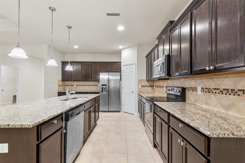 2236 LANDSIDE DRIVE, VALRICO, FL — photo 4 of 17