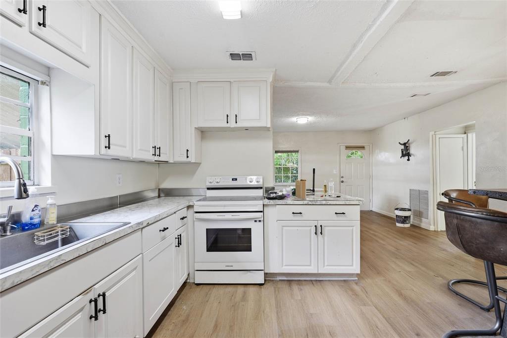 8830 COCOA AVENUE, JACKSONVILLE, FL — photo 4 of 21