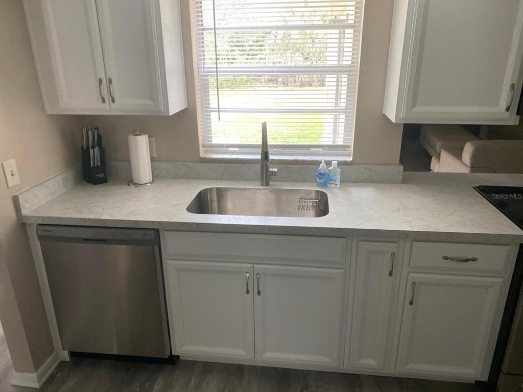 3914 KING DRIVE, BRANDON, FL — photo 3 of 10