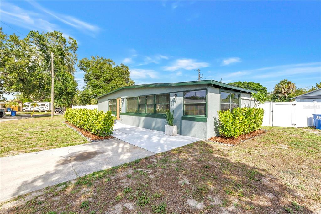 7599 MEADOWLAWN DRIVE N, ST PETERSBURG, FL — photo 2 of 42