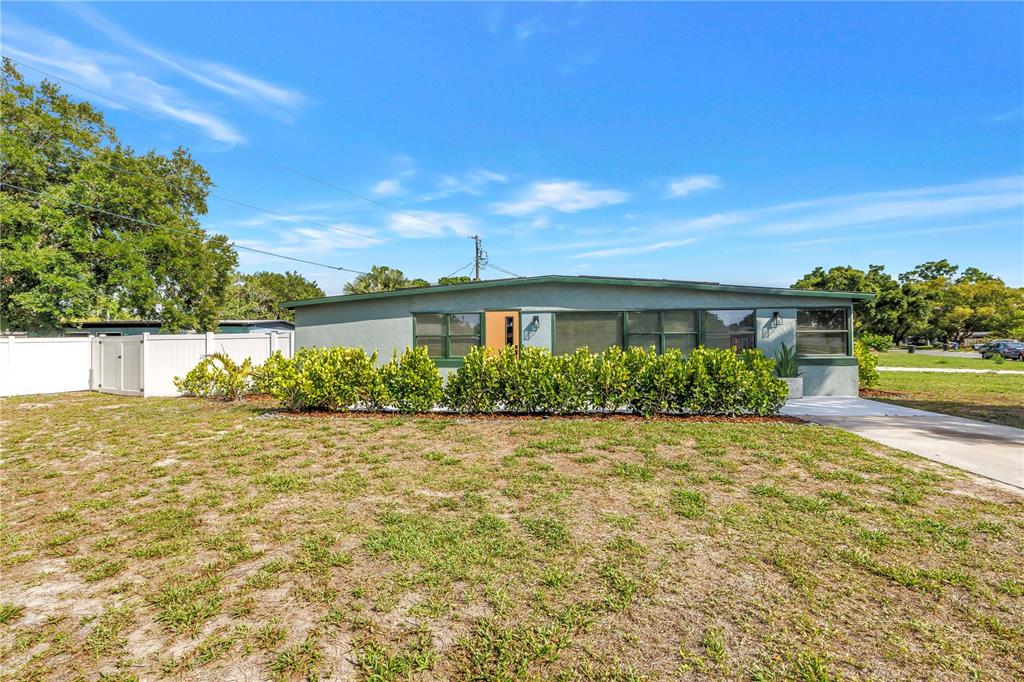 7599 MEADOWLAWN DRIVE N, ST PETERSBURG, FL — photo 3 of 42