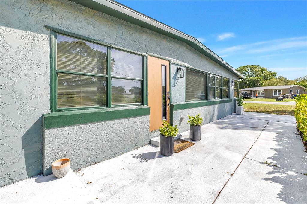 7599 MEADOWLAWN DRIVE N, ST PETERSBURG, FL — photo 5 of 42