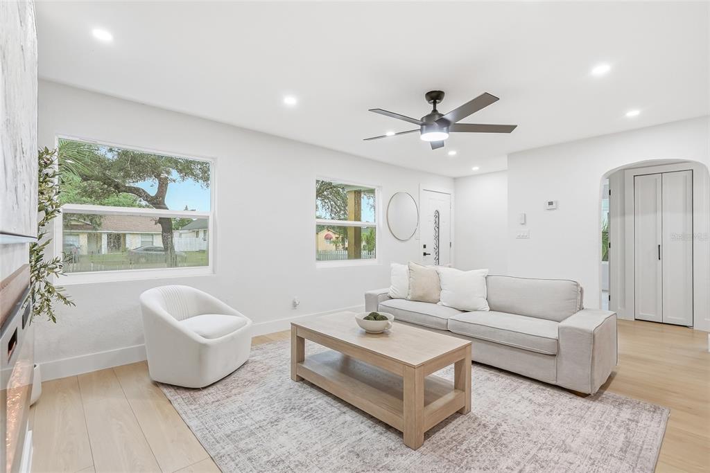 4750 EMERSON AVENUE S, ST PETERSBURG, FL — photo 5 of 37