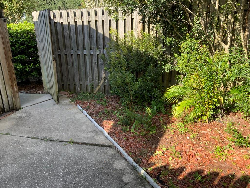 18533 PEBBLE LAKE COURT, TAMPA, FL — photo 4 of 28