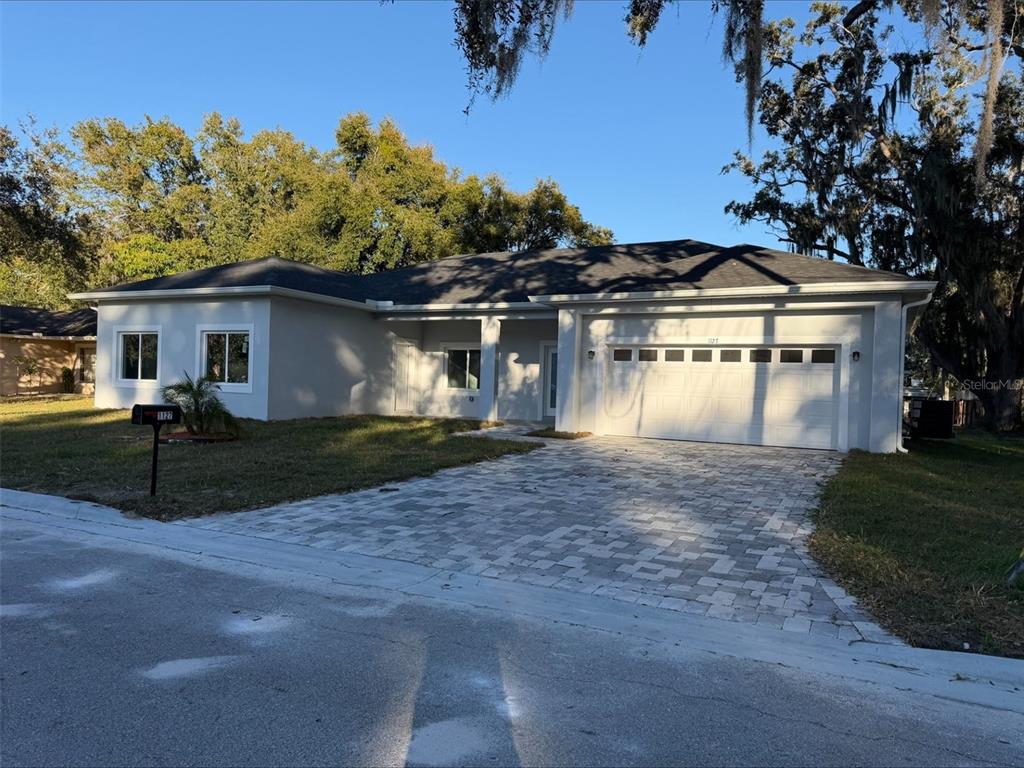 1127 LINDSAY WAY